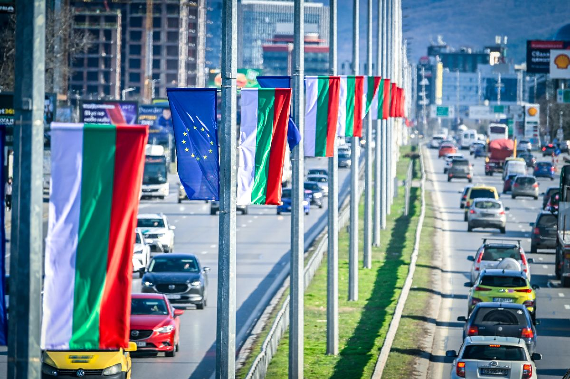 Започна подмяната на знамената по основните столични булеварди