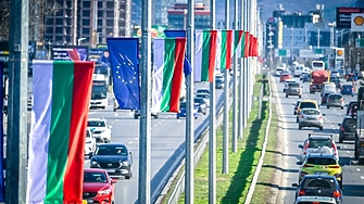 Столичната община стартира поетапната подмяна на знамена по ключовите пътни