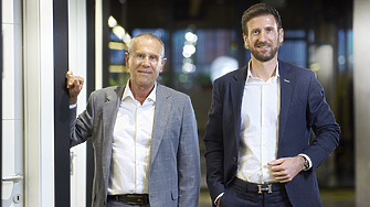 Кой е пред вратата?