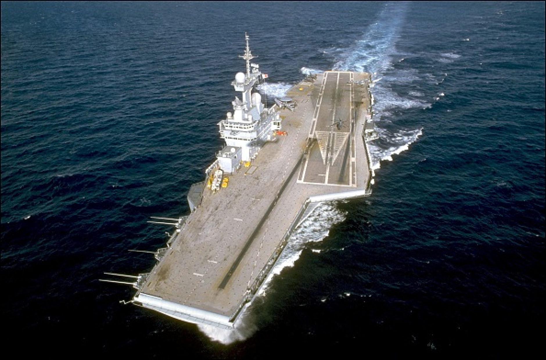 Париж изпраща в Средиземноморието най-големият си самолетоносач, ПВО и фрегата