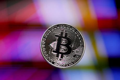 Биткойнът за кратко падна под прага от 65 000 долара