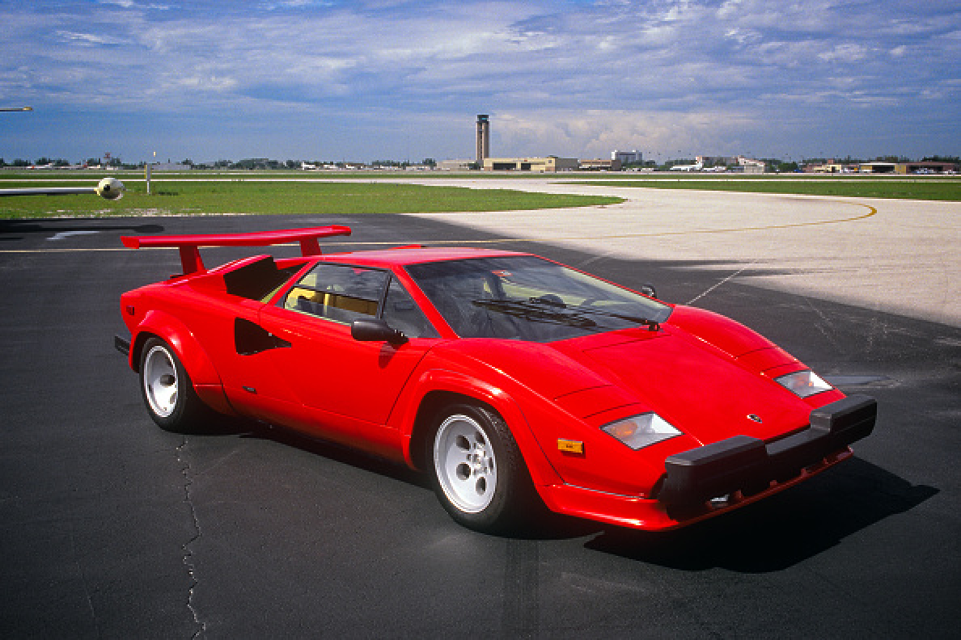 Автолегендата Lamborghini се отказва от електрическите автомобили и се фокусира върху хибриди