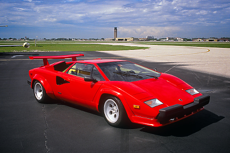 Автолегендата Lamborghini се отказва от електрическите автомобили и се фокусира върху хибриди