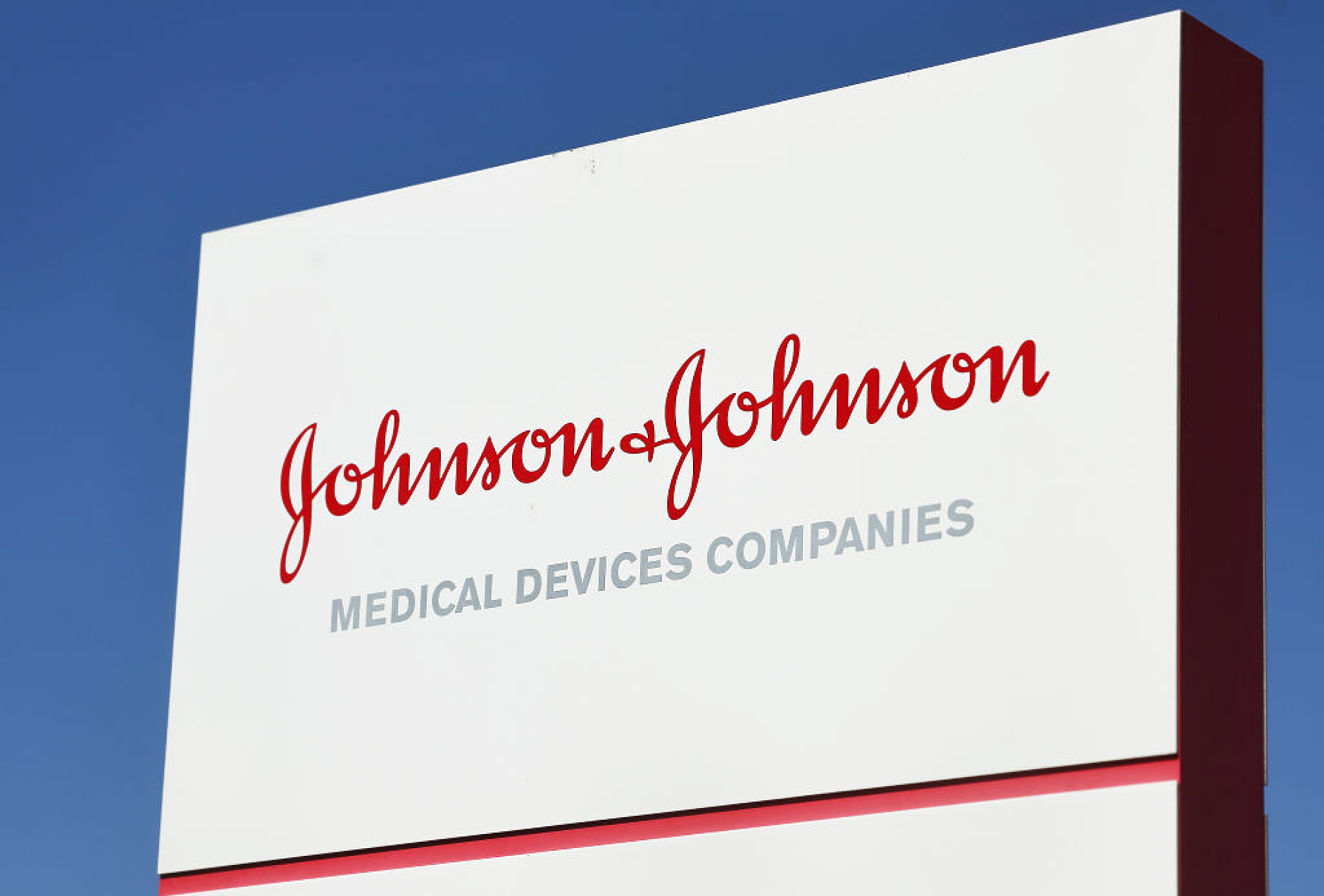 Johnson & Johnson проучва продажбата на ортопедичното си звено