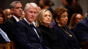 Бившият президент на САЩ Бил Клинтън и съпругата му бившият