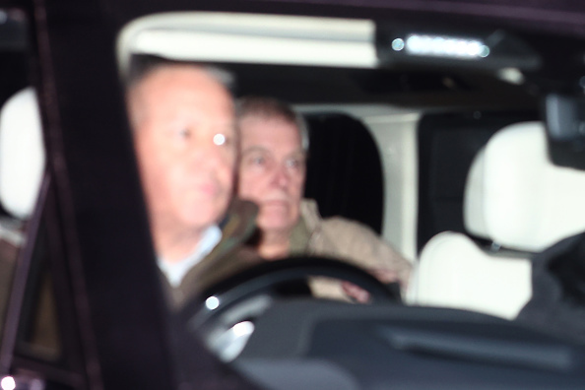 Скандалът се разраства: 82% от британците подкрепят отстраняването на Андрю от претенции за трона