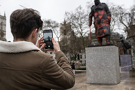 Паметникът на Чърчил пред парламента в Лондон беше осквернен с пропалестински графити
