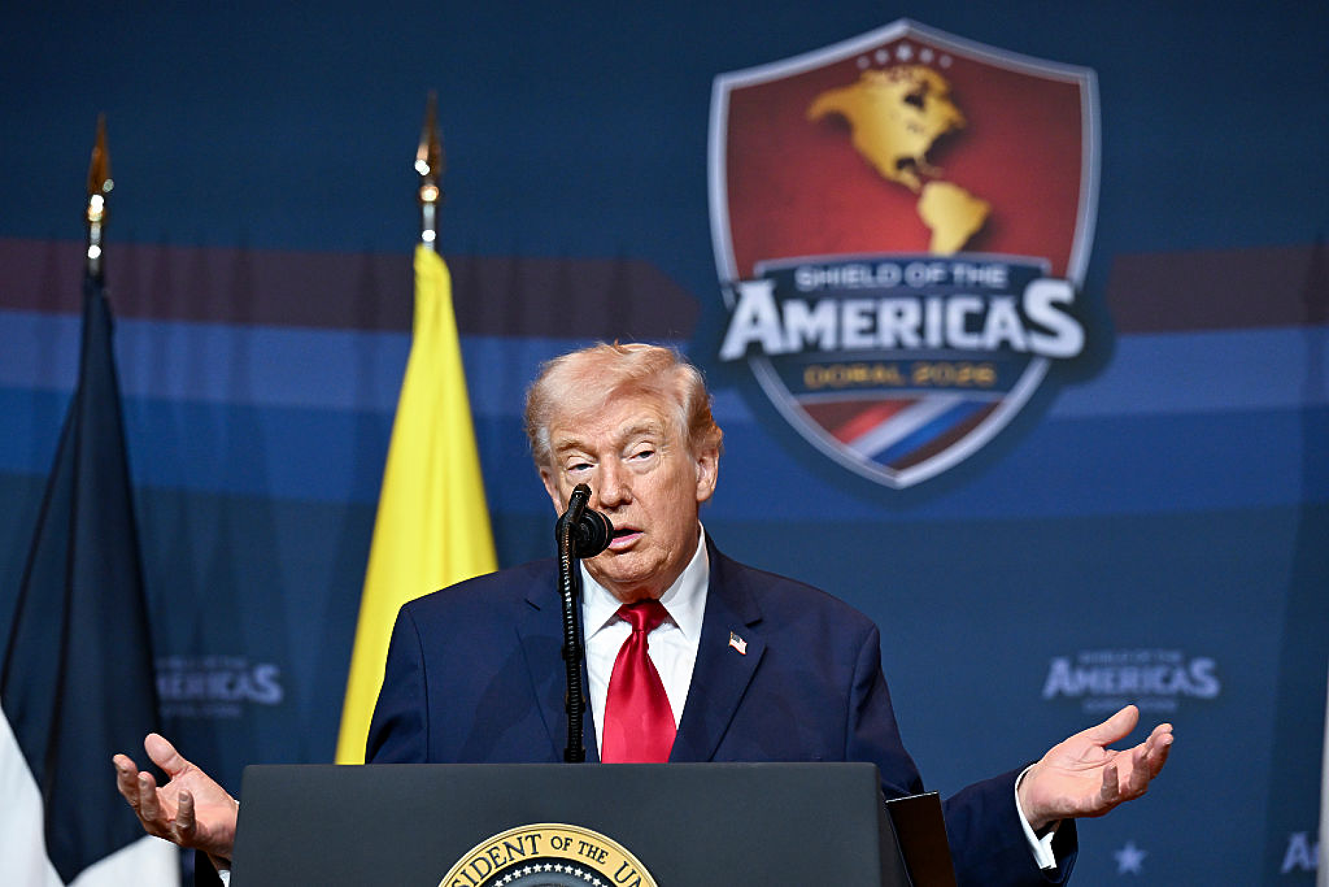 Тръмп се закани да удари Иран „много силно“, след като Техеран заяви, че няма да се предаде