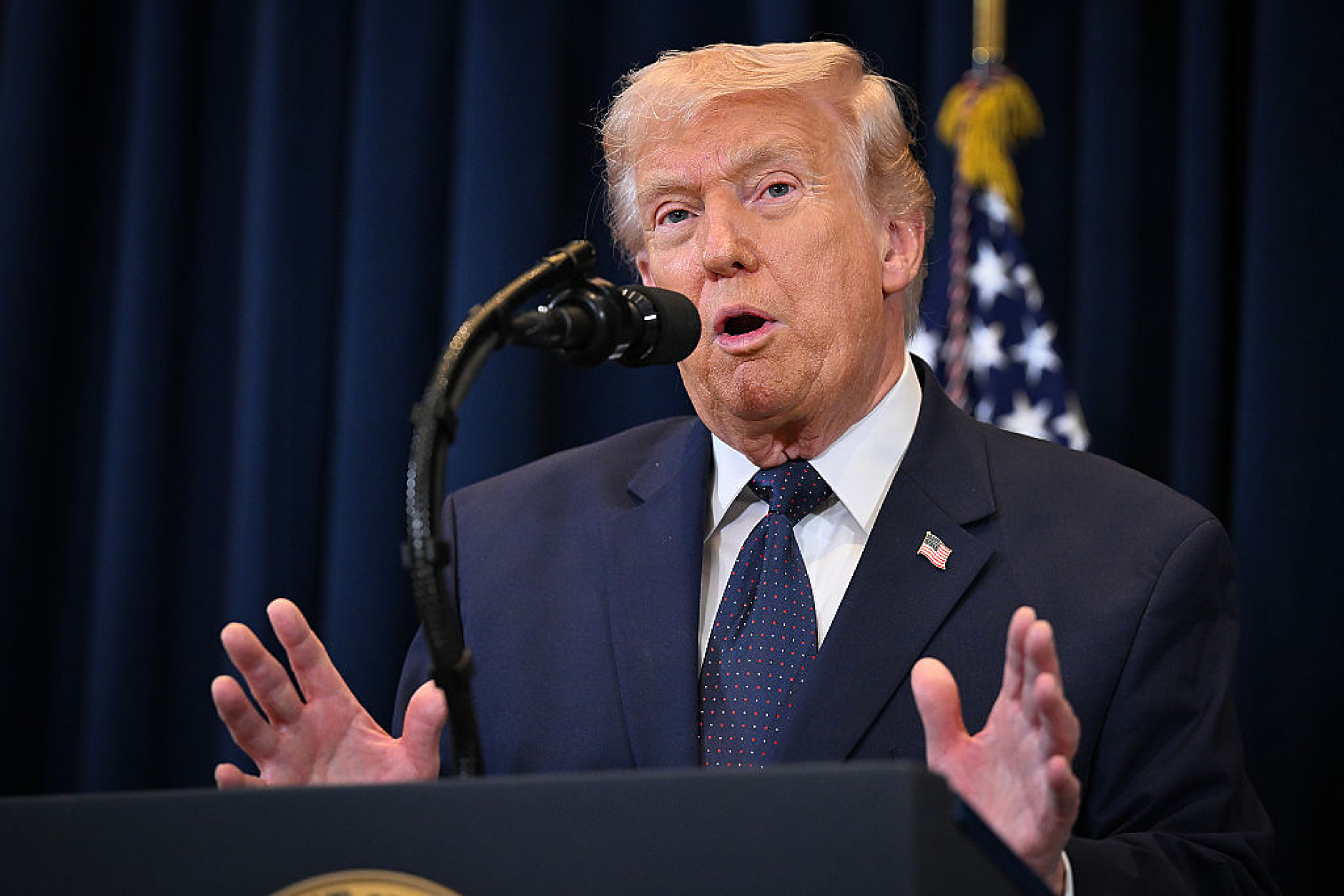 Петролът поевтиня, след като Тръмп прогнозира деескалация в Близкия изток