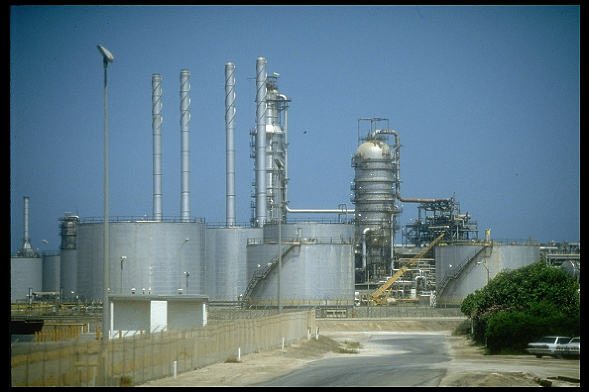 Саудитската компания Saudi Aramco затвори една от най-големите си рафинерии след атака с дрон