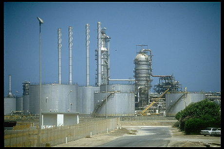 Саудитската компания Saudi Aramco затвори една от най-големите си рафинерии след атака с дрон