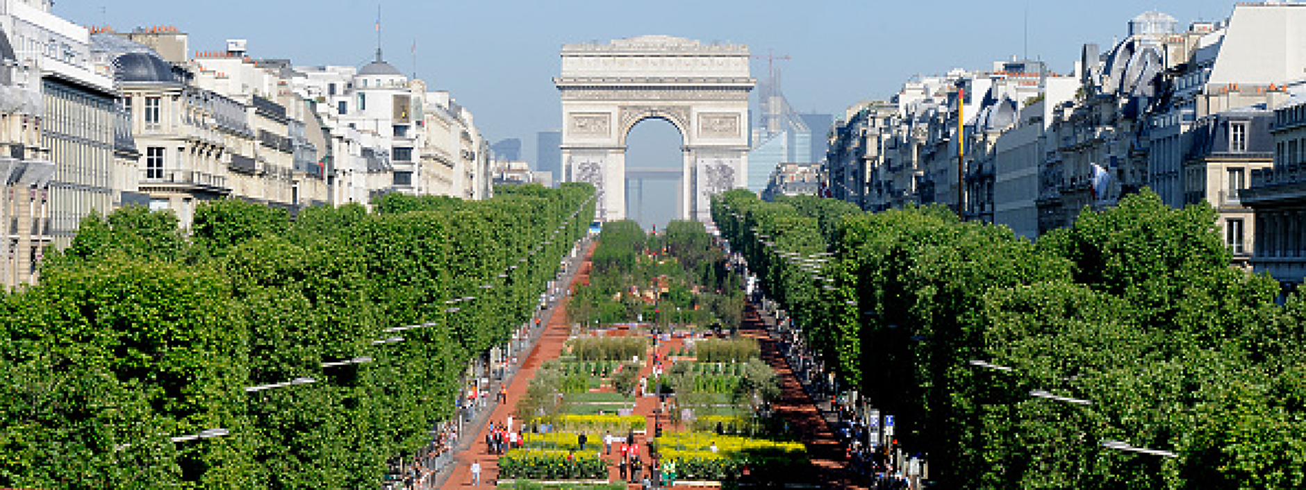 Съд в Париж глоби производителя на шоколад Lindt с 500 000 евро за реклама с Елисейските полета