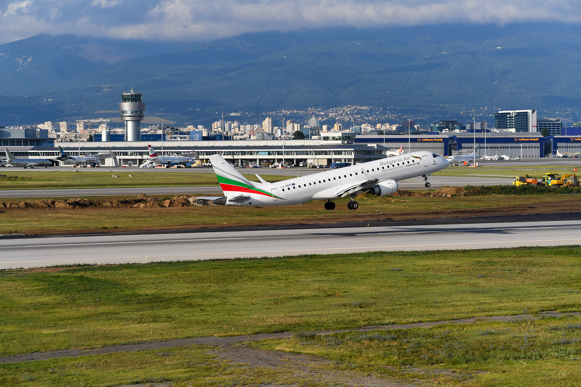 МВнР: Първите полети за евакуация на българи от Близкия изток започват утре