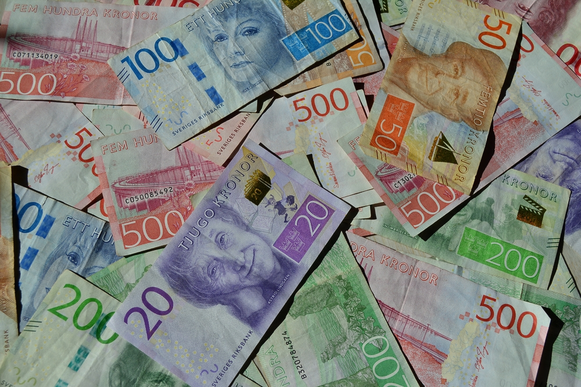 Швеция моли населението си да държи пари в брой за покупки при кризи