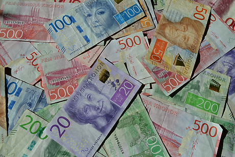 Швеция моли населението си да държи пари в брой за покупки при кризи