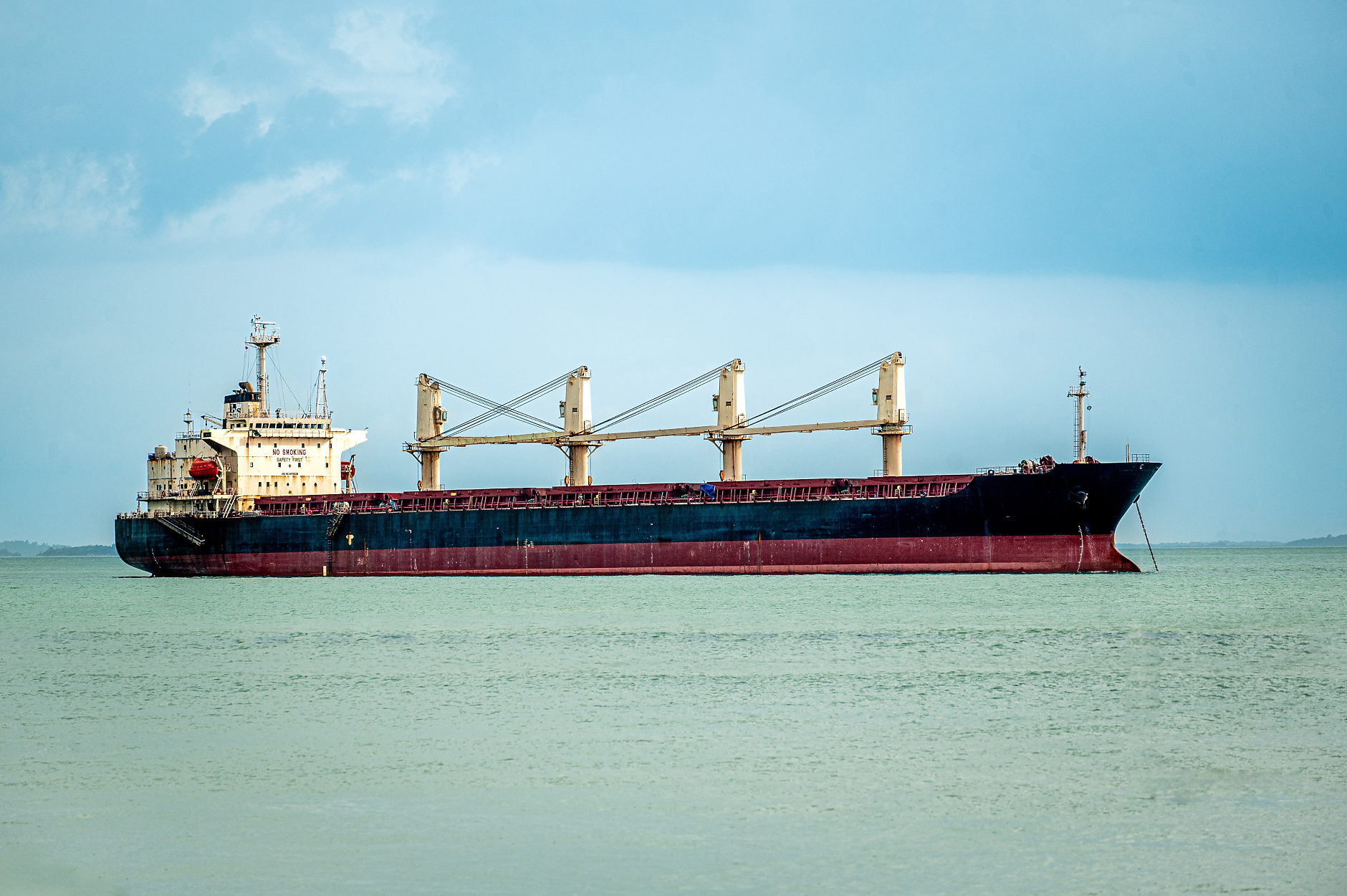 Застрахователите анулират полици и повишават цените за корабите в Персийския залив и Ормузкия проток