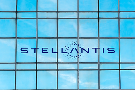 Скъп обрат в стратегията: Stellantis на загуба заради по-бавния преход към EV