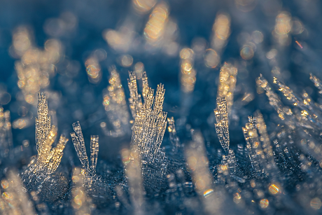 Учени използват светлина, за да контролират образуването на кристали