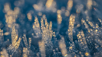 Учени използват светлина, за да контролират образуването на кристали