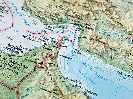Иран: Ще запалим всеки кораб, който се опитва да изнася петрол през Ормузкия проток