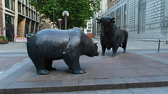 Глобалните инвеститори наливат рекордни суми в европейски акции тъй като