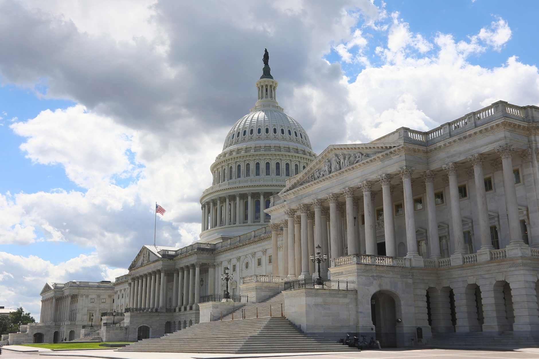 САЩ ще гласуват резолюция за военни правомощия преди разширяване на конфликта с Иран