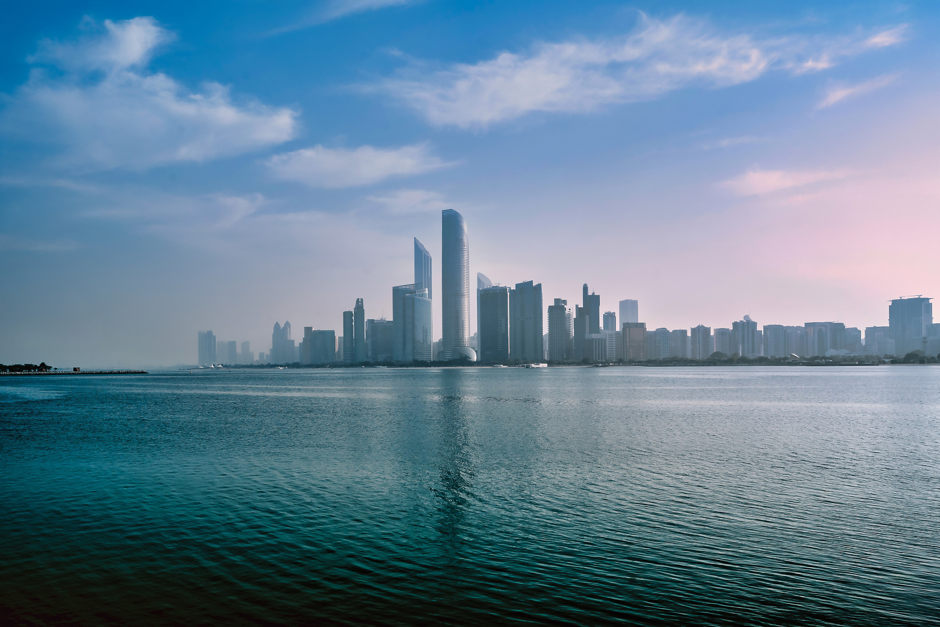 Бизнес по време на война: Компаниите в Залива свиват дейността си, а борсите падат