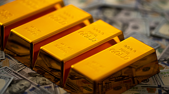 В сянката на долара и златото