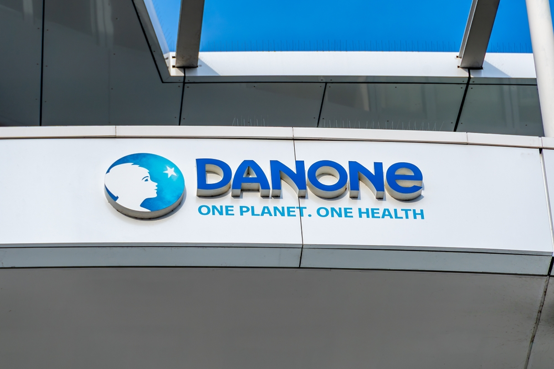 Изтеглянето на бебешка адаптирана храна от Danone засенчи добрите финансови резултати