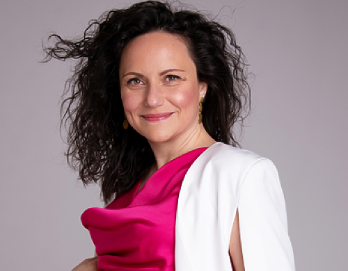 Проф. д.ик.н. Виржиния Желязкова, изследовател в Института за икономически изследвания при БАН и преподавател в УЗФ с дългогодишен опит в корпоративния сектор. Специализира в областта на кръговата икономика, устойчивите финанси и индустриалната трансформа