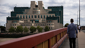 Традиция на MI6: Шефовете на френските и британските шпиони се срещат на мач по ръгби в Париж