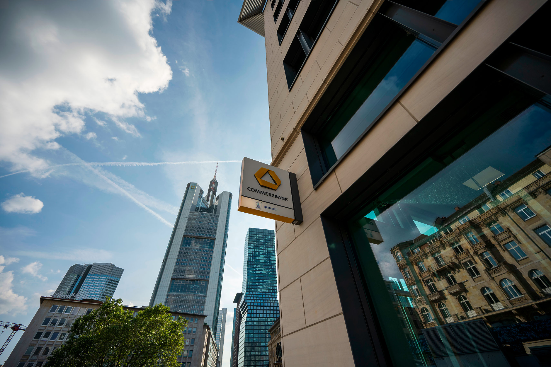 UniCredit отправя оферта за придобиване на 30% от Commerzbank