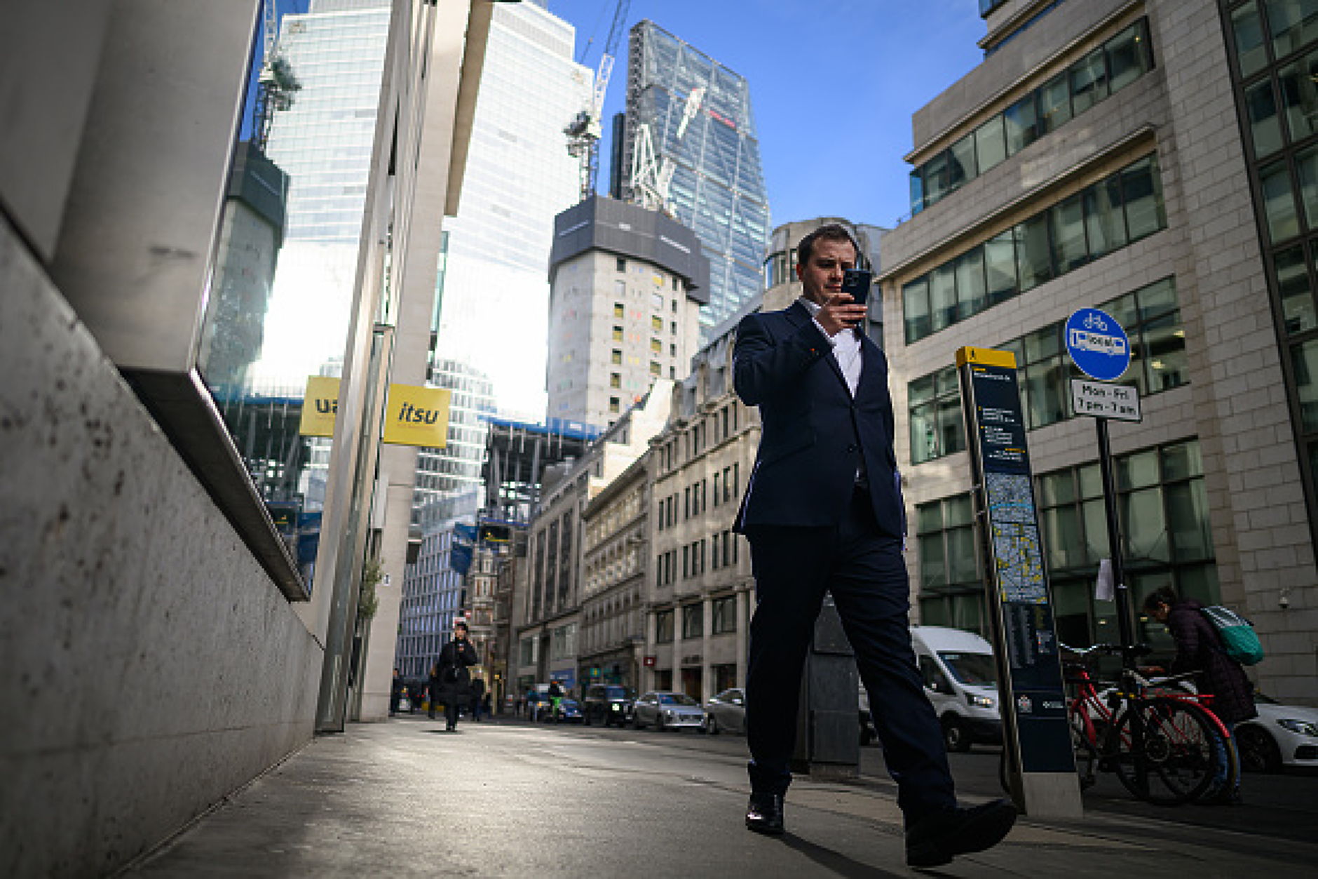 The Times: Близки до режима в Иран притежават имоти за 200 млн. паунда в Лондон