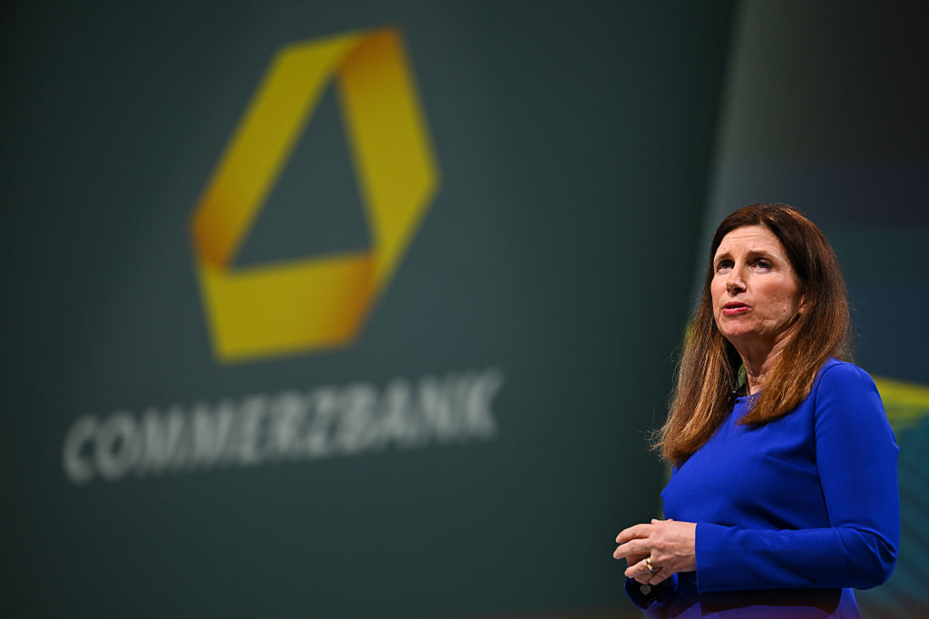 Шефът на Commerzbank обеща да увеличи печалбата на банката, за да отблъсне офертата на UniCredit