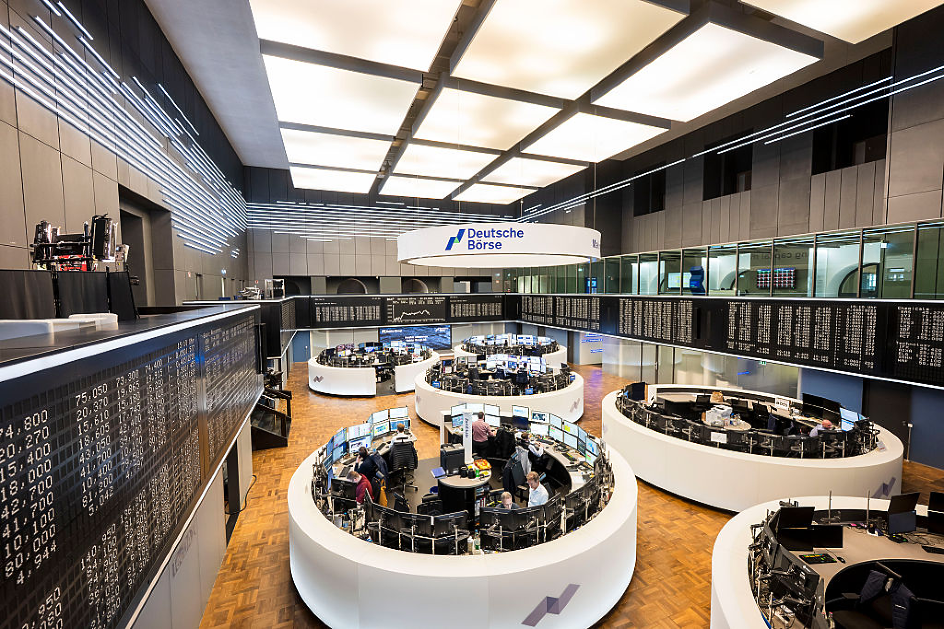 Европейските фондови борси започват седмицата със смесени резултати*