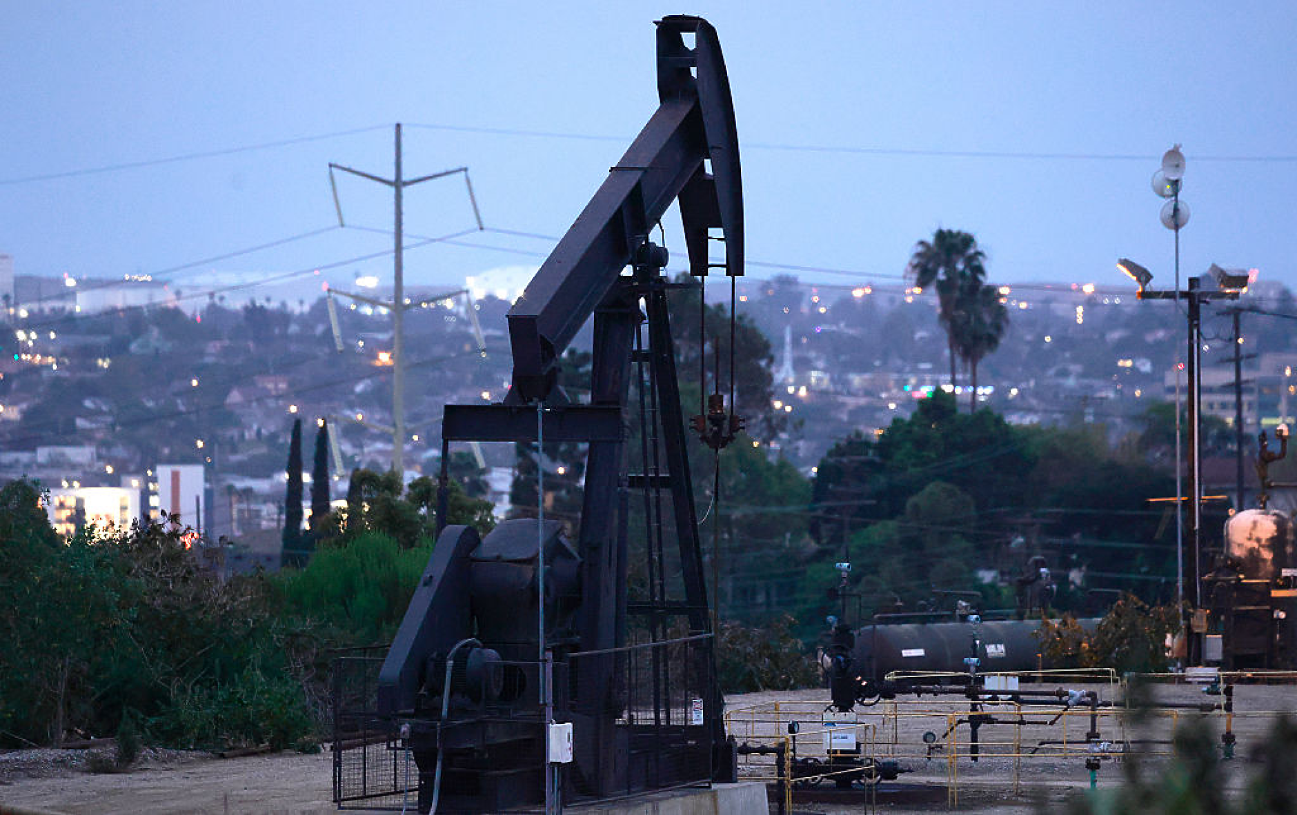 Цените на петрола не намират единна посока в края на седмицата