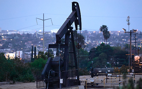 Цените на петрола не намират единна посока в края на седмицата