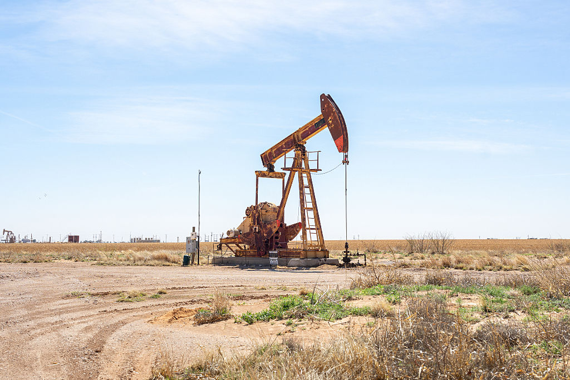 Петролът поевтиня, след като иракските и кюрдските власти постигнаха споразумение за износ