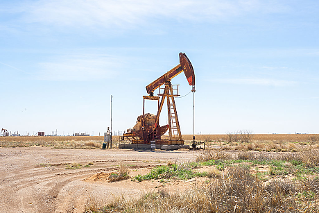 Петролът поевтиня, след като иракските и кюрдските власти постигнаха споразумение за износ