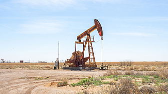 Петролът поевтиня, след като иракските и кюрдските власти постигнаха споразумение за износ