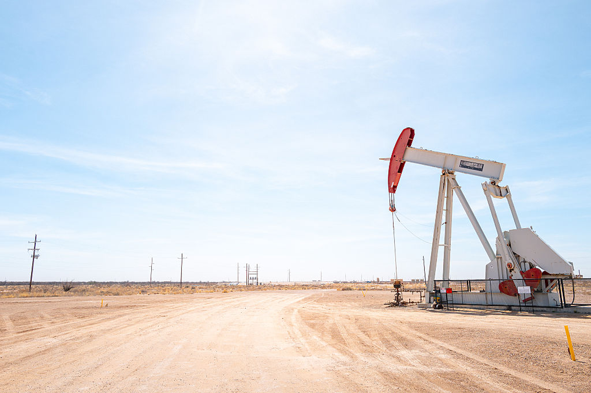 Цената на суровия петрол Брент се е насочила към рекорден месечен ръст