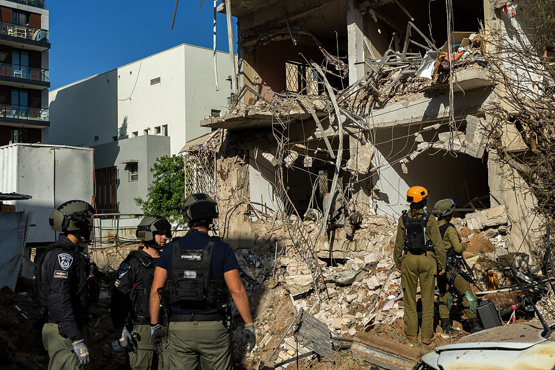 Иран атакува Израел, докато САЩ водят преговори за край на войната