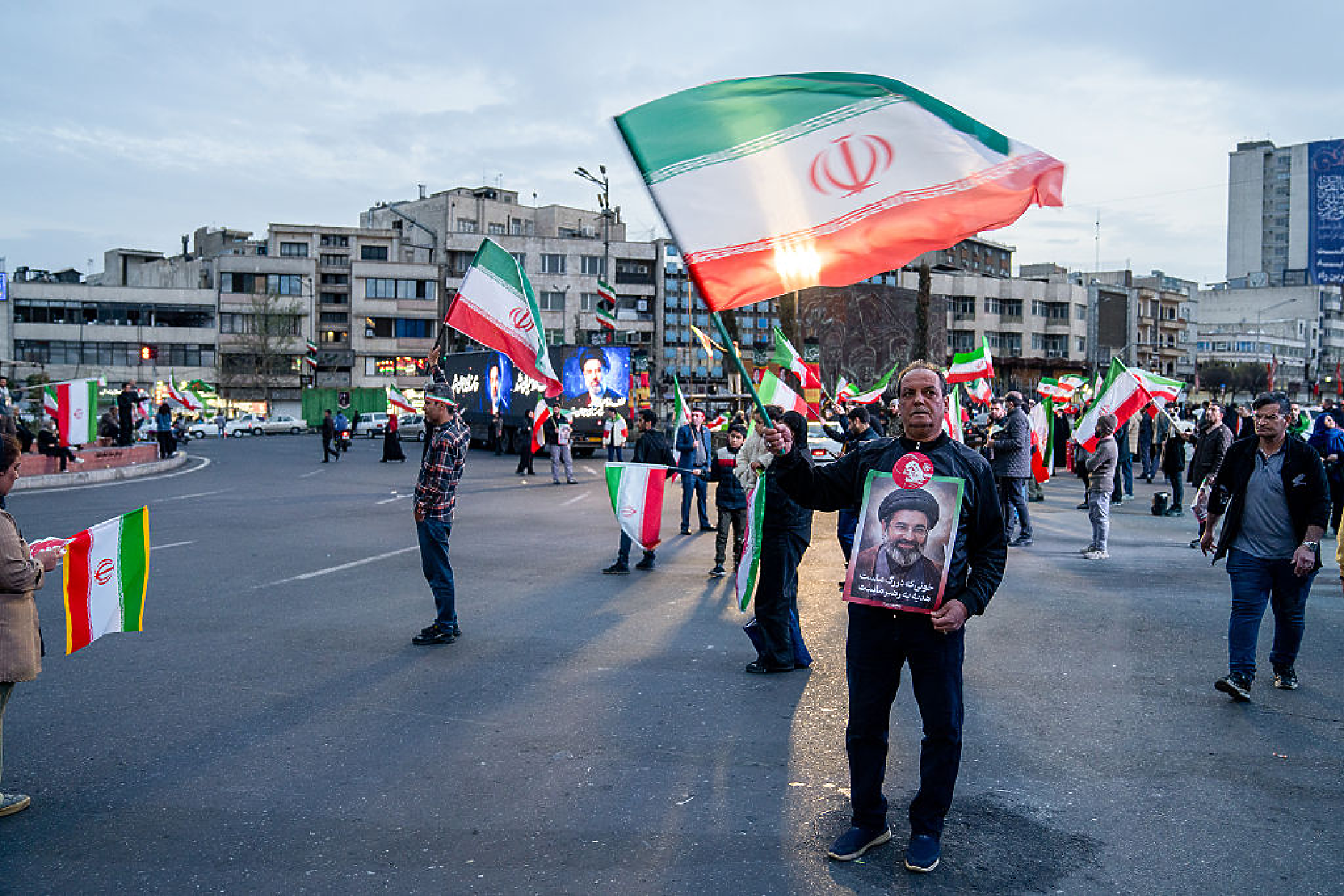 Иран разглежда плана на САЩ за прекратяване на огъня, но отрича да има преговори. Тръмп казва, че Техеран иска сделка