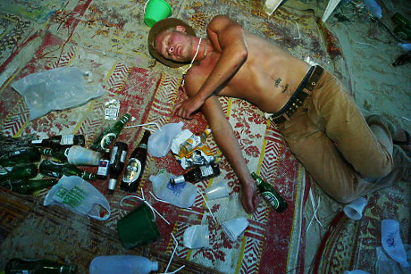 Пипане на носа и стоене на един крак: Тайланд разреши на барманите да правят практически тестове за пияни клиенти