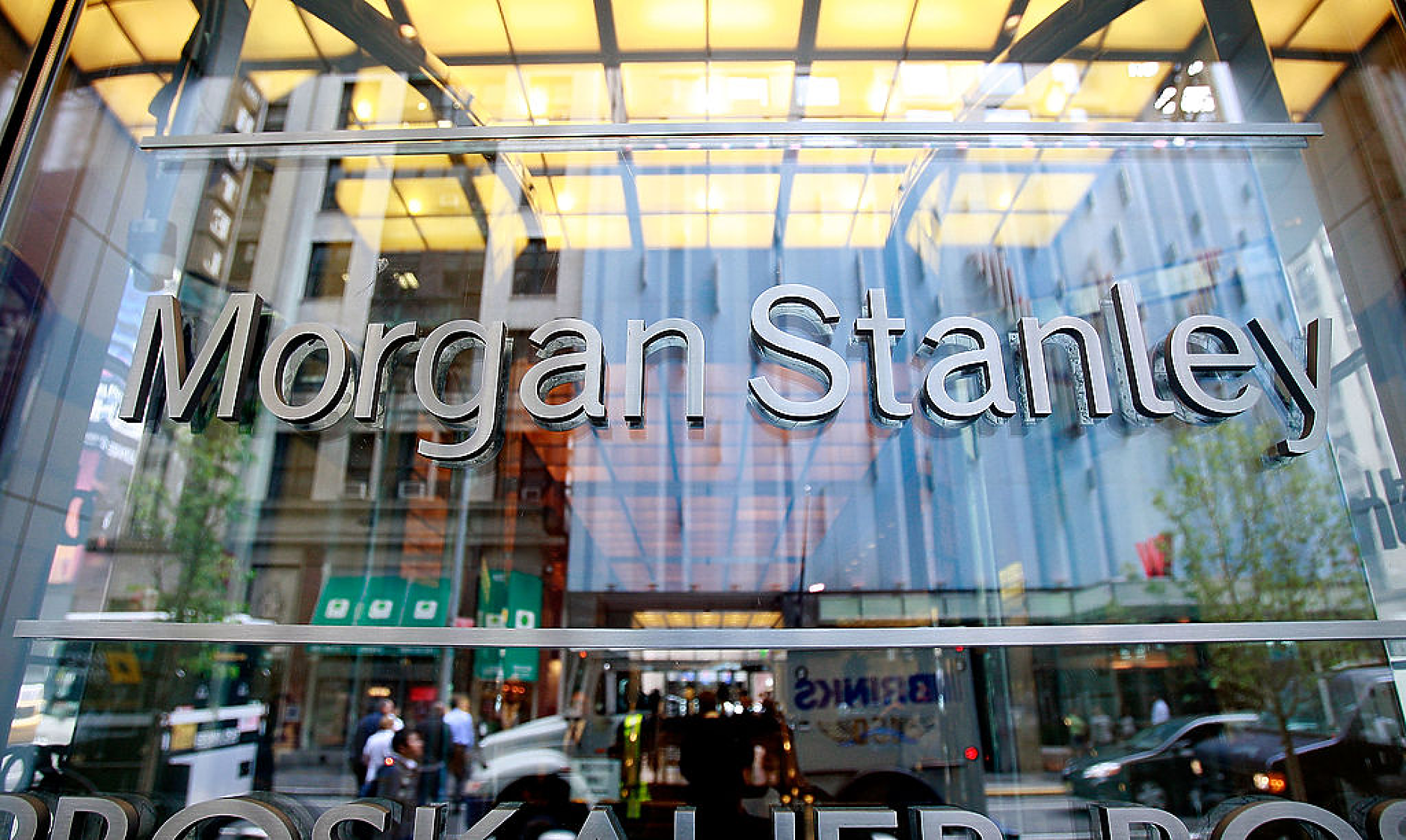 Morgan Stanley  понижи оценката си за световните акции. Вижда САЩ като „дефанзивен“ пазар на фона на войната в Близкия изток