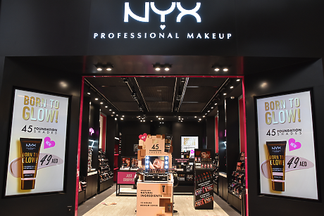 Неизвестно за известните: Южнокорейка търси късмет от древногръцка богиня, за да даде козметика на САЩ и света