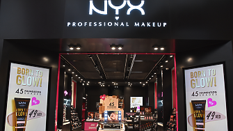 Неизвестно за известните: Южнокорейка търси късмет от древногръцка богиня, за да даде козметика на САЩ и света