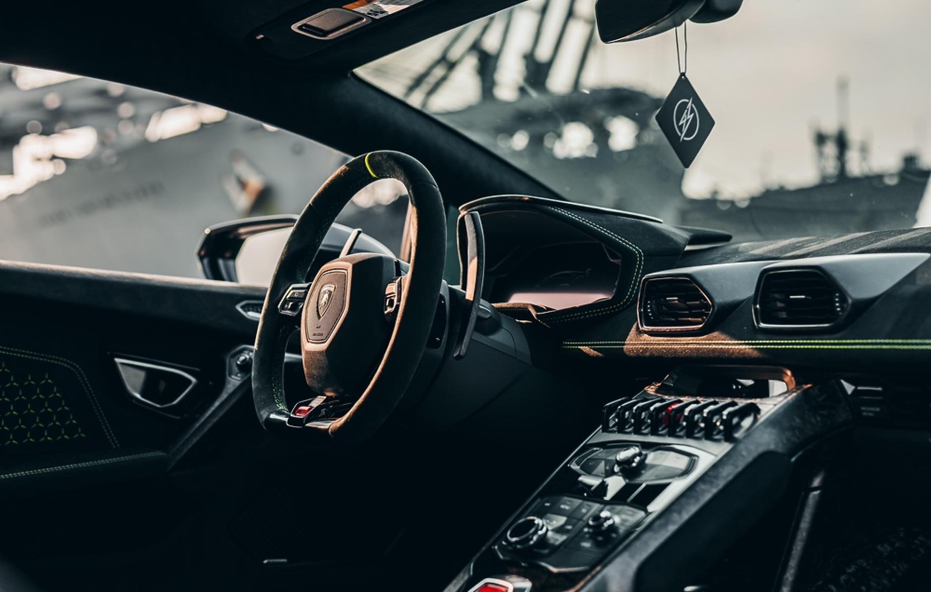 Хиляди луксозни автомобили са блокирани на кенийския остров Ламу заради войната в Близкия изток