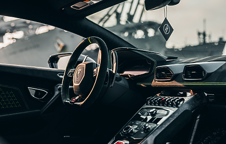 Хиляди луксозни автомобили са блокирани на кенийския остров Ламу заради войната в Близкия изток