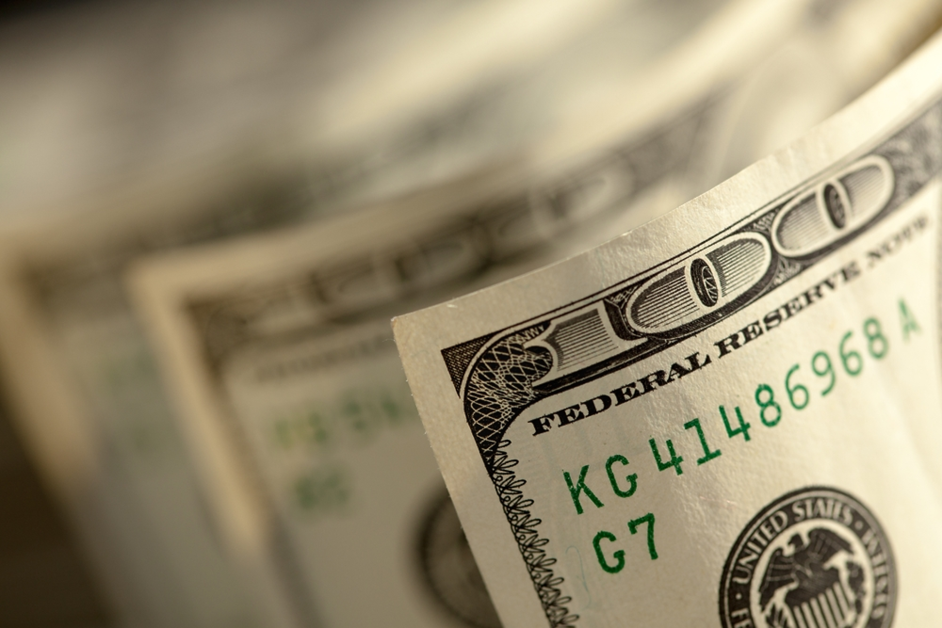 Доларът се понижава, тъй като петролният шок кара централните банки да се замислят за повишения на лихвите